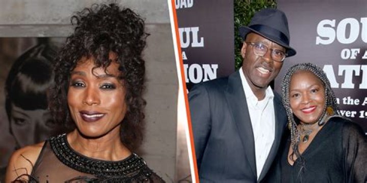 Does Angela Bassett Have A Twin Sister: Who Is D'nette Bassett?