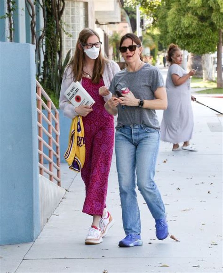 Get The Scoop: Violet Affleck's Height Revealed
